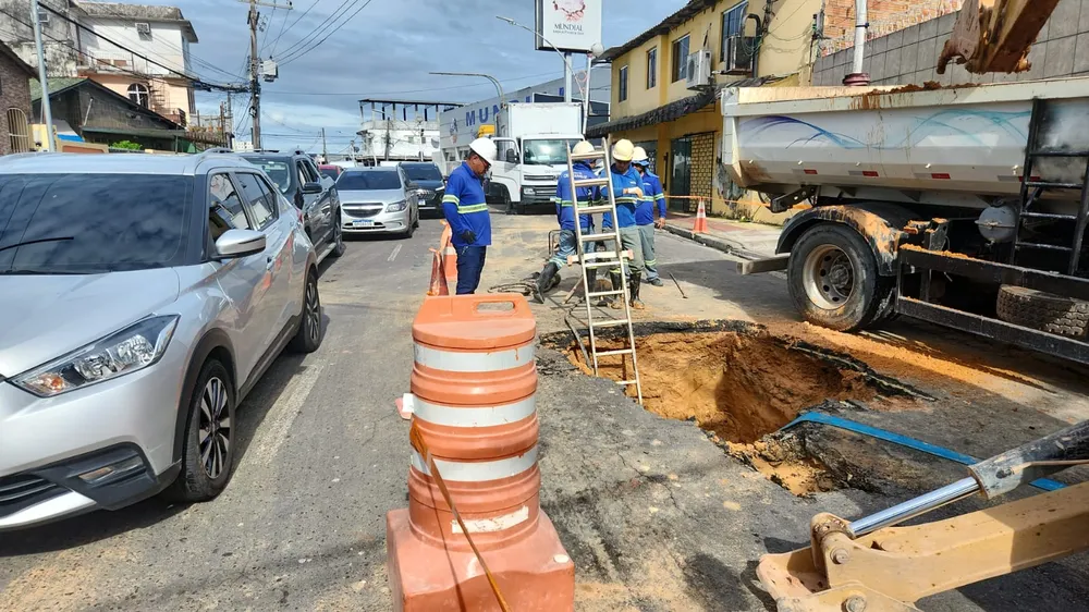 faixa-na-rua-para-e-interditada-apos-vazamento-de-agua-proximo-a-djalma-batista-em-manaus-foto-immu