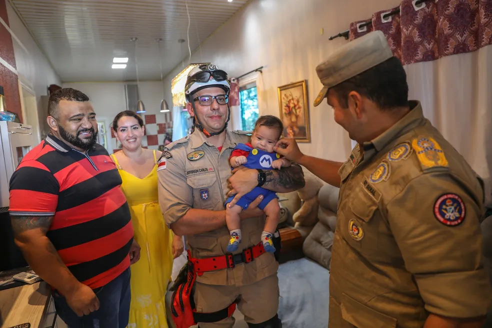 bombeiro-do-amazonas-reencontra-bebe-que-foi-salvo-apos-engasgar-com-leite-materno-foto3-alex-pazuello-secom
