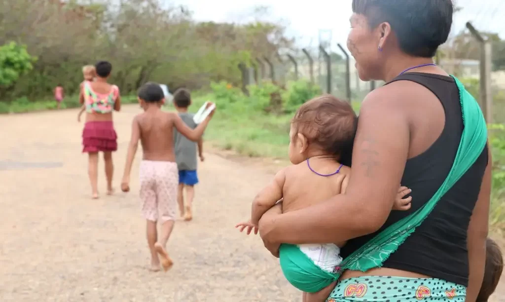 Yanomami-com-bebe