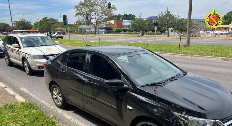 carro-da-pm-parado-atras-de-veiculo-suspeito-02042023141807056