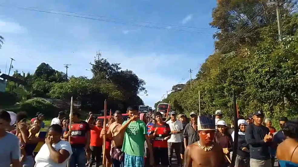 grupo-bloqueia-trecho-no-km-4-da-br-174-em-manaus-foto-divulgacao