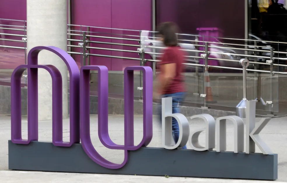 logotipo-de-nubank-na-sede-do-banco-em-sao-paulo-brasil