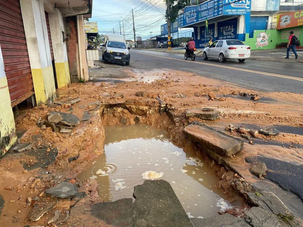 rompimento-em-tubulacao-na-avenida-desembargador-joao-machado-conhecida-como-avenida-dos-franceses-em-manaus-foto-jucelio-paiva-rede-amazonica