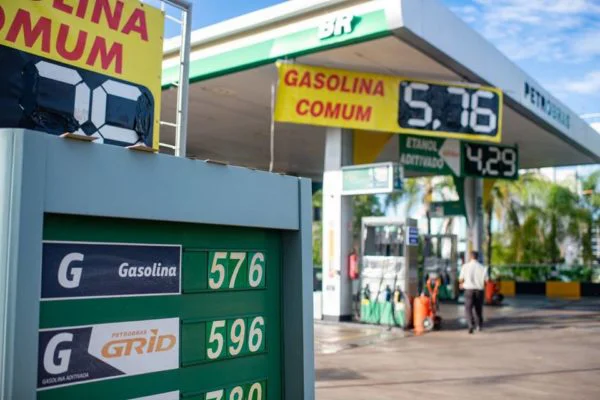 Gasolina-sobe-no-DF-600x400-1