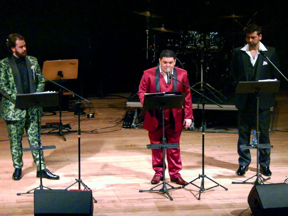 encontro-de-tenores-do-brasil-tenor-miqueias-william-de-vermelho-ao-centro-da-foto-foto-divulgacao