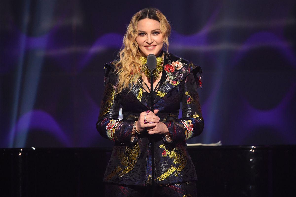 Madonna revela nova data de turnê e fala de internação