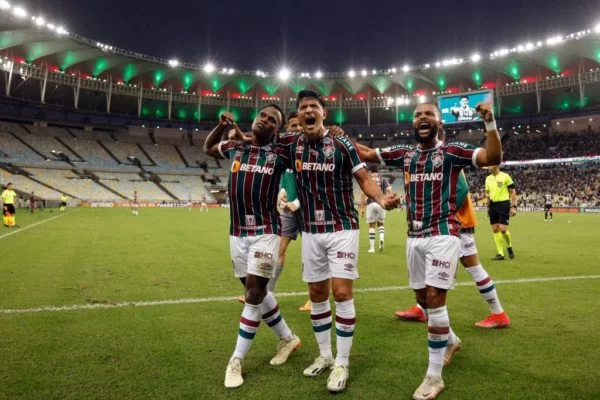 tres-jogadores-fluminense-comemoram-gol-contra-santos-maracana-600x400-1