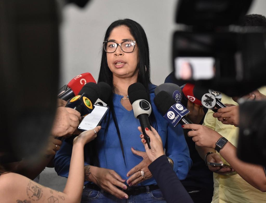 Mãe é presa por prostituir filhas de 11 e 14 anos para o ex-cunhado