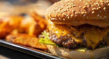 mulher-pede-ajuda-hamburguer-18072023115031644