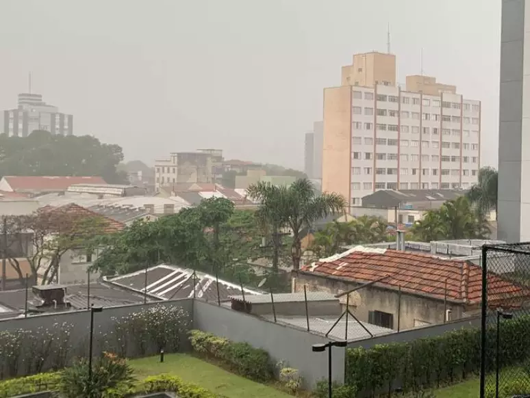 São Paulo tem chuva forte e granizo após dias de calor intenso na cidade