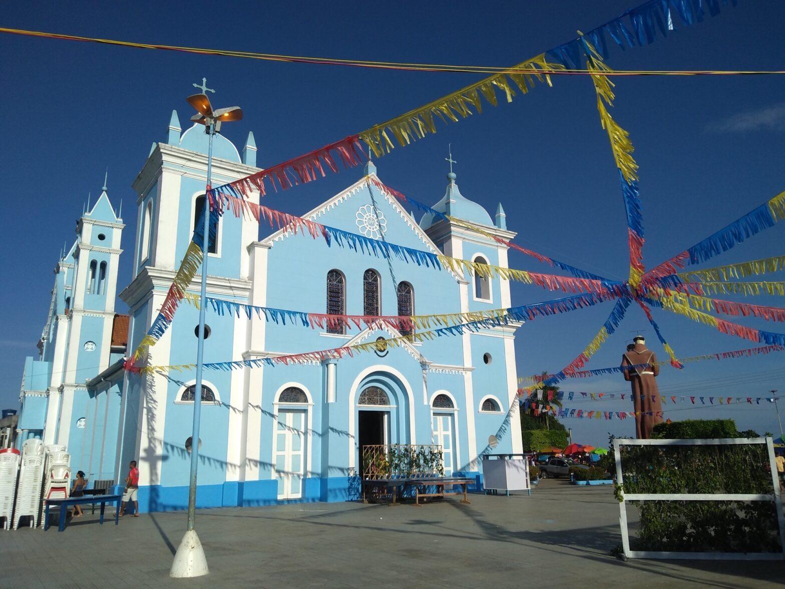 Borba atrai turistas com piscinas naturais e festa religiosa