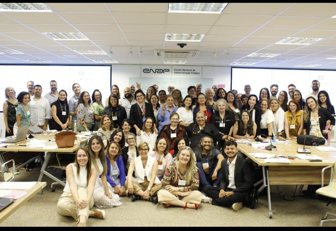 Amazonas discute estratégias para valorizar e criar mais oportunidades para o artesanato, em encontro nacional em Brasília Na última segunda-feira (18), a Prefeitura de Manaus anunciou a construção de 17 mil moradias para beneficiar famílias de baixa renda na cidade. Segundo David Almeida, as construções serão realizadas por meio de programas habitacionais em parceria com a Simhab. O evento contou com a presença do Senador Eduardo Braga, que destinou emendas parlamentares ao município no valor de R$ 200 milhões aos cofres públicos, só este ano. A promessa, tem prazo até dezembro para beneficiar pelo menos 5 mil famílias. O que mais chama atenção nesta oferta repentina de David, é ela ser a pouco tempo das eleições; seria um chamativo para tentar agradar a população? Principalmente as pessoas de baixa renda? Já que são esses que mais sofrem pela falta da gestão municipal, do saneamento básico, recapeamento asfáltico entre tantos outros problemas. Seria essa mais uma cortina de fumaça para David Almeida tentar limpar sua imagem, e tirar o foco de suas polêmicas, ou dos gastos enormes com licitações fraudulentas, publicidade e eventos? Essas respostas não temos, mas levantamos para que você leitor possa refletir.