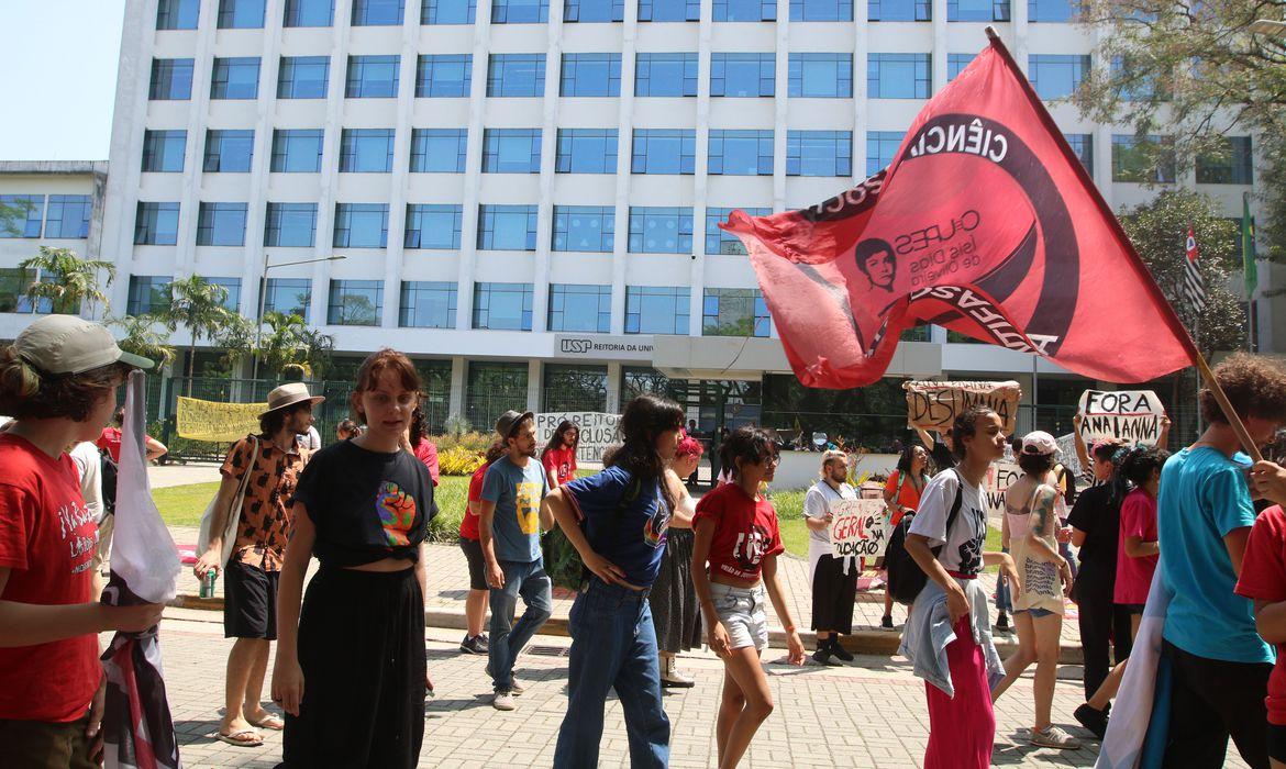 Ato dos estudantes da USP Professores da USP decidem paralisação em apoio a estudantes