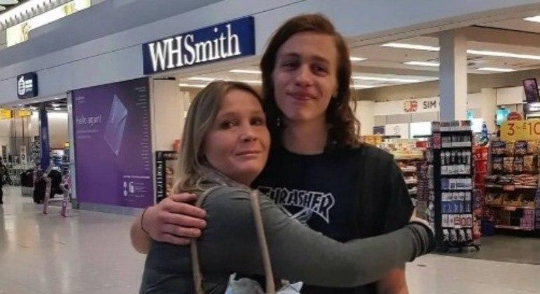 mae-lamenta-a-morte-do-filho-que-sumiu-na-australia-ha-um-ano-e-osso-de-tubarao-roido-e-a-unica-pista-10092023095752558