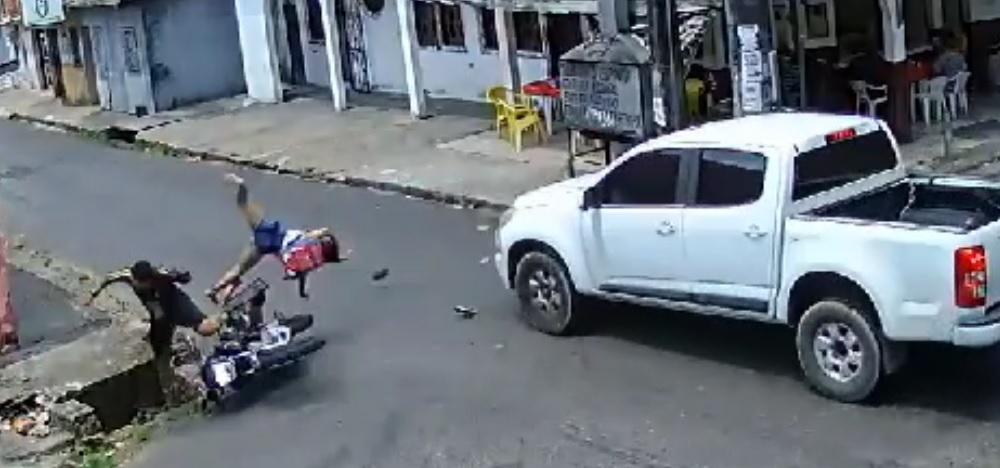 s1 Hilux acerta moto e arremessa criança no bueiro em Manaus; vídeo