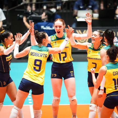 selecao-feminina-de-volei-durante-jogo-contra-o-japao-no-pre-olimpico-1695556534487_v2_450x450