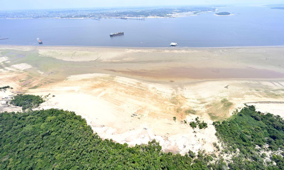 04-10-2023-sobrevoo-e-visita-a-comunidade-de-catalo-atingida-pela-estiagem-em-manaus_53234504960_o Governo vai antecipar Bolsa Família em municípios atingidos por seca