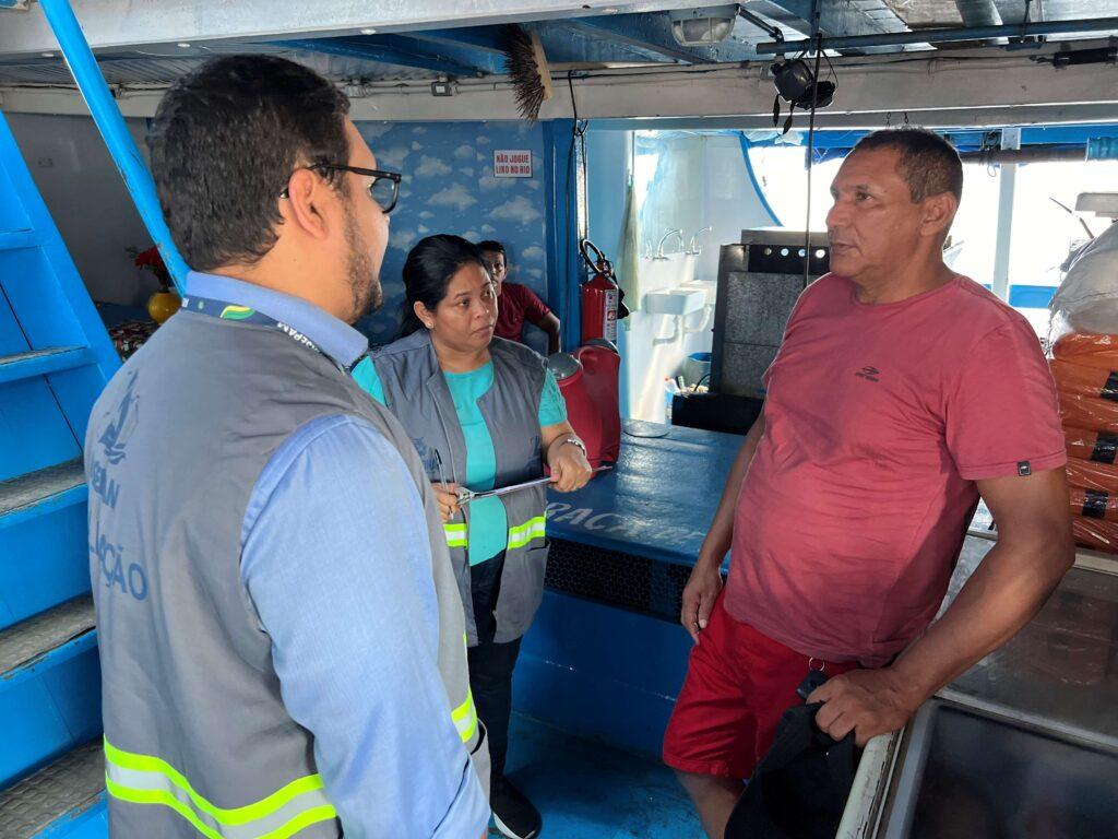 Arsepam_Fiscais_Abordagem_Foto_RoqueBrito-1-1024x768-1 Estiagem 2023: Arsepam monitora preço de passagens em embarcações do transporte intermunicipal
