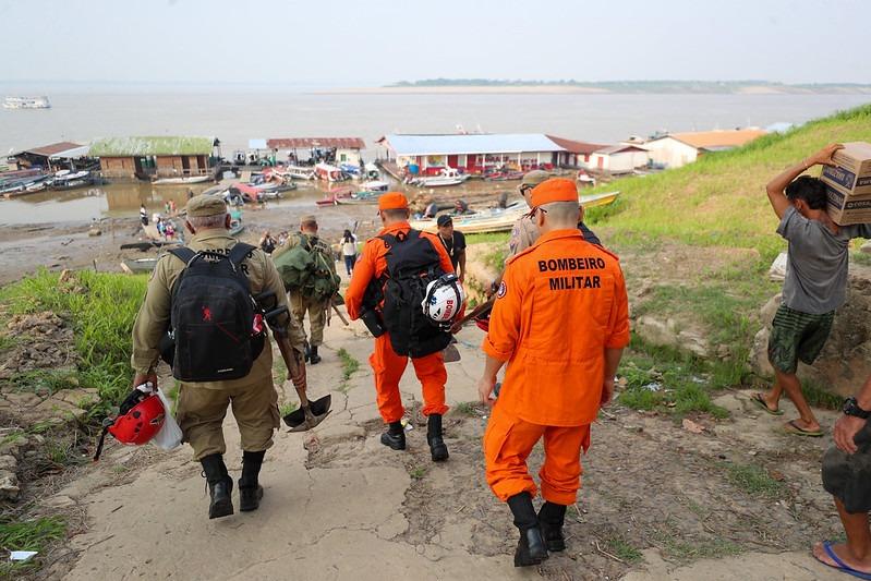 Moradores da comunidade de Beruri recebem auxílio do governo do Amazonas após desbarrancamento