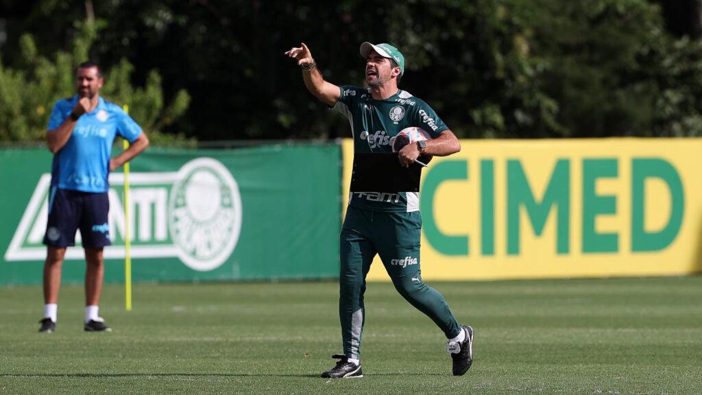 O-tecnico-Abel-Ferreira-da-SE-Palmeiras-orientando-jogadores-durante-treinamento-na-Academia-de-Futebol-1024x576-1 Abel Ferreira trabalha ações ofensivas para Palmeiras desencantar após cinco jogos