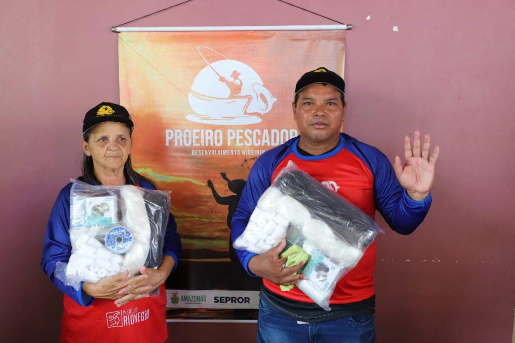 Governo do Amazonas distribui kits de pesca a pescadores artesanais em ação de apoio social