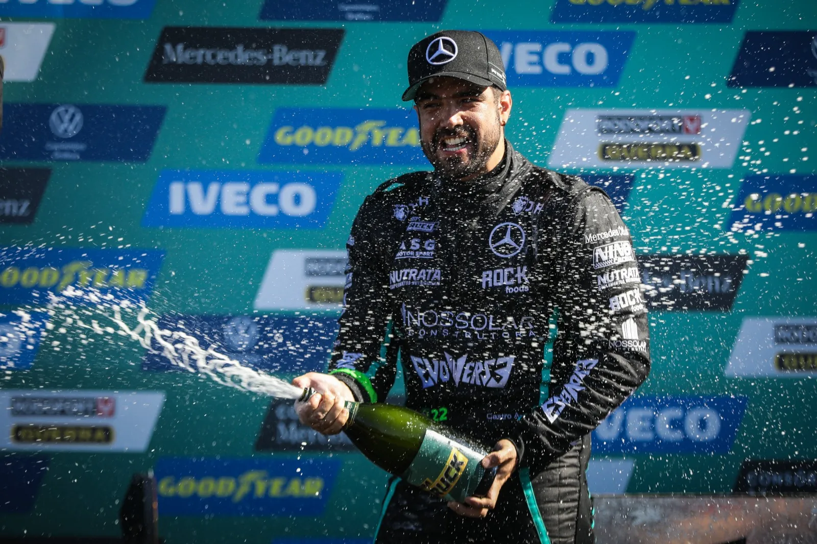 Caio Castro comemora pódio após sofrer acidente na Copa Truck: ‘Com emoção’