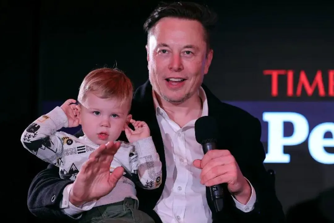 Elon Musk processa Grimes e inicia disputa para assumir paternidade dos 3 filhos