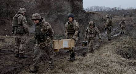 soldados-da-defesa-territorial-ucraniana-carregam-armas-e-municoes-em-preparacao-para-uma-sessao-de-treinamento-perto-de-kiev-capital-da-ucrania-26092023202248103-1