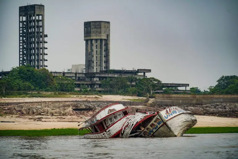 Embarcacoes-encalhados-devido-ao-nivel-baixo-do-rio-Igarape-Taruma-acu-na-maior-seca-em-121-anos-que-Manaus-vem-sofrendo.-Foto-Rafa-Neddermeyer-Agencia-Brasil-768x512.jpeg