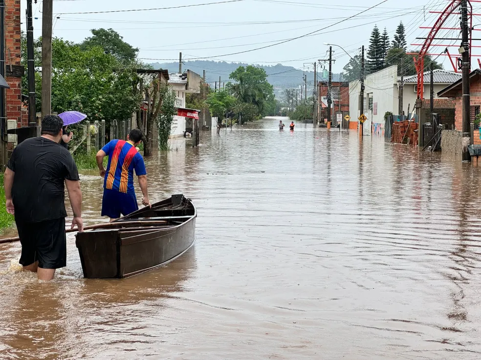 Com ruas e casas inundadas, Porto Alegre e Região Metropolitana estão em  alerta diante de mais chuva e nova formação de ciclone