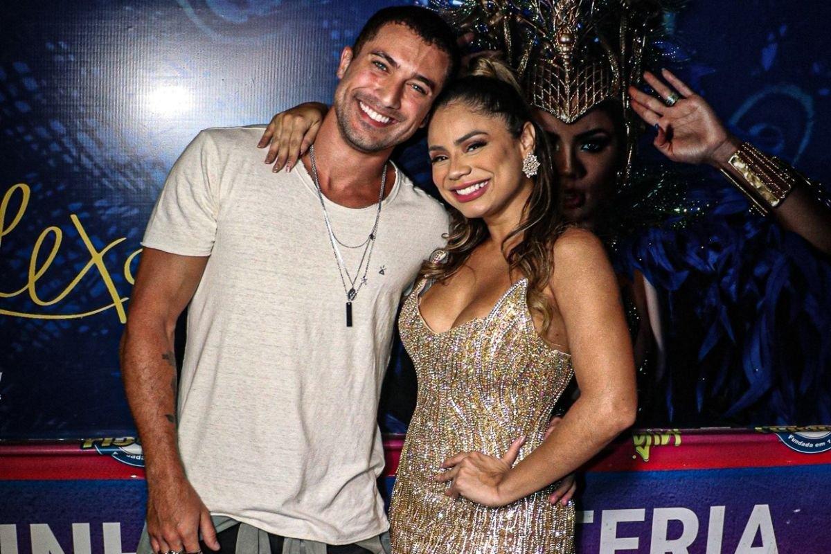 A-FILA-ANDOU-Lexa-e-vista-aos-beijos-com-novo