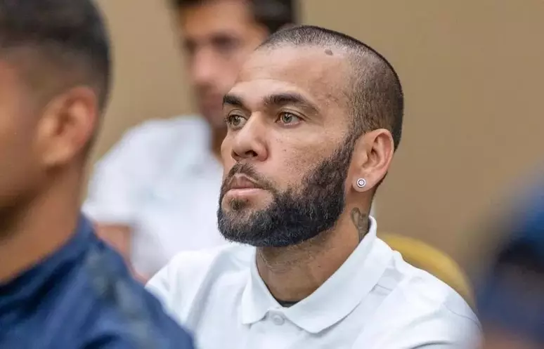 1492121207-daniel-alves-01