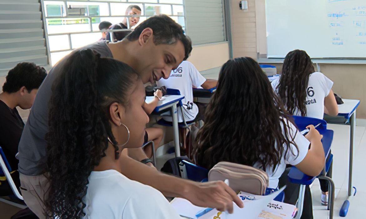 o_professor_de_sociologia_osvaldo_lima_de_oliveira_se_desdobra_para_dar_conta_do_planejamento_de_aulas_reunioes_e_correcoes_de_trabalhos_copy