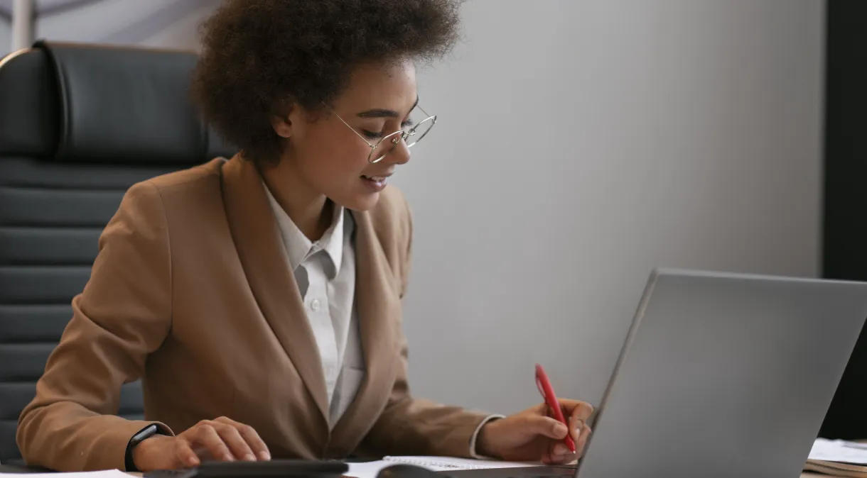 medium-shot-female-economist-working-laptop