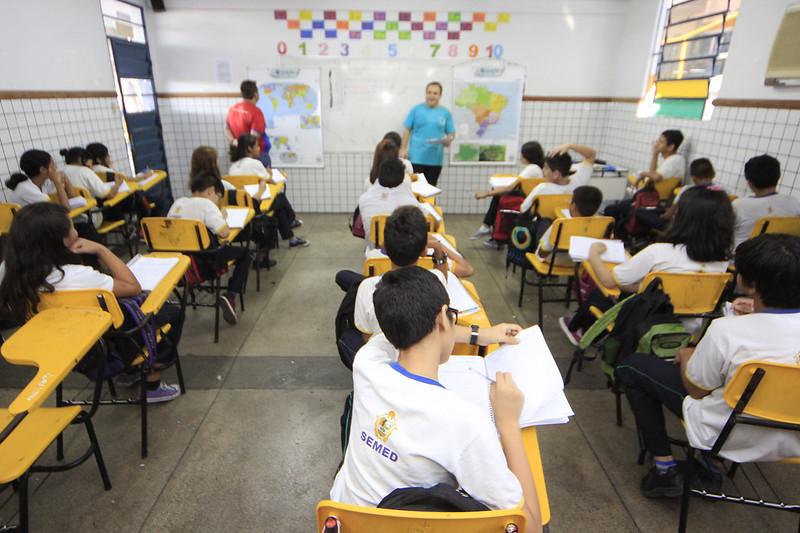 Professor-em-sala-de-aula-by-Marcio-James-semed