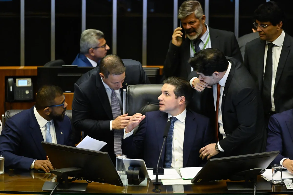 deputado-Derrite-conversa-com-o-presidente-da-Camara-Hugo-Motta-momentos-antes-do-inicio-da-sessao-que-deve-analisar-a-PL-Antifaccao-Metropoles-3-scaled
