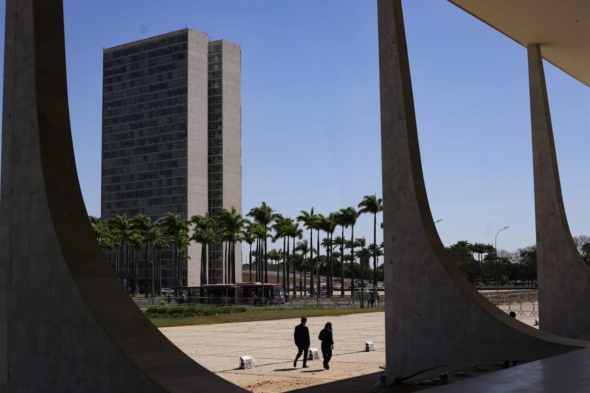 Fachada-e-arcos-do-STF-com-Congresso-Nacional-ao-fundo-Metropoles-1-scaled