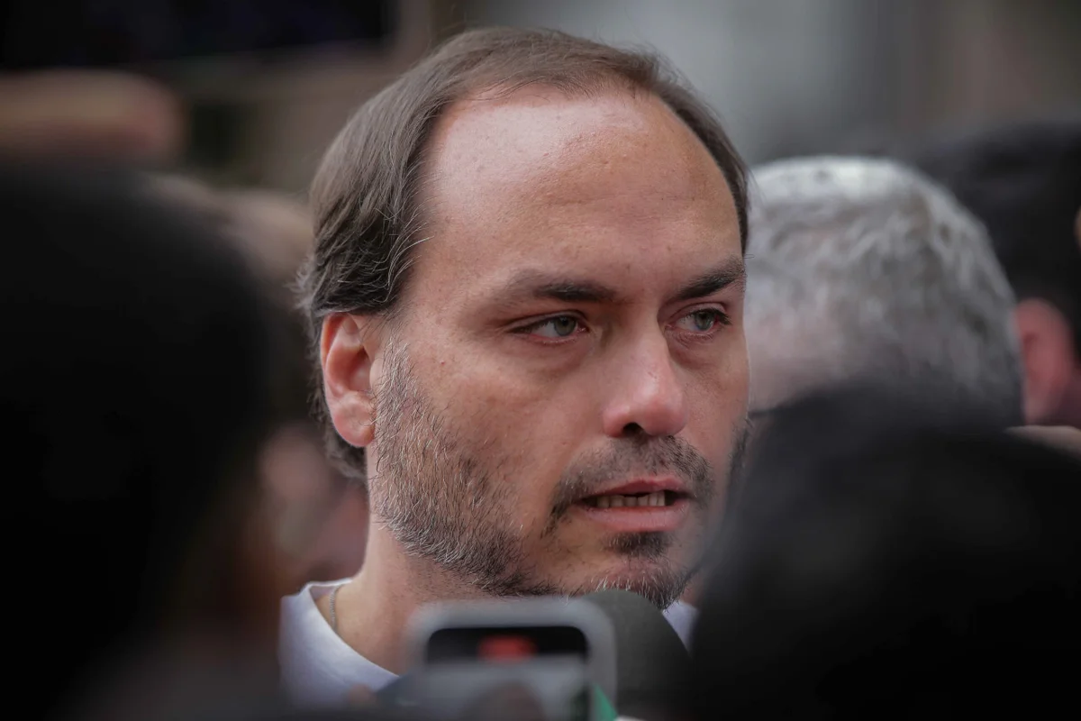 Vereador-Carlos-Bolsonar-visita-o-pai-Bolsonaro-que-esta-preso-na-superintendencia-da-Policia-Federal-PF-Metropoles-15-scaled