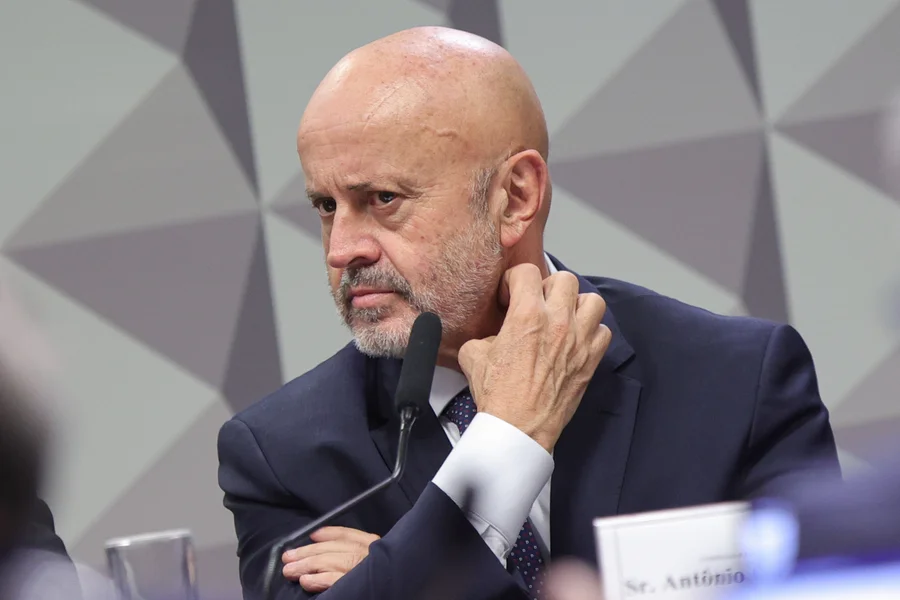 Antonio-Carlos-Camilo-Antunes-o-Careca-do-INSS-e-ouvido-na-Comissao-Parlamentar-Mista-de-Inquerito-CPMI-do-INSS-Metropoles-4-3