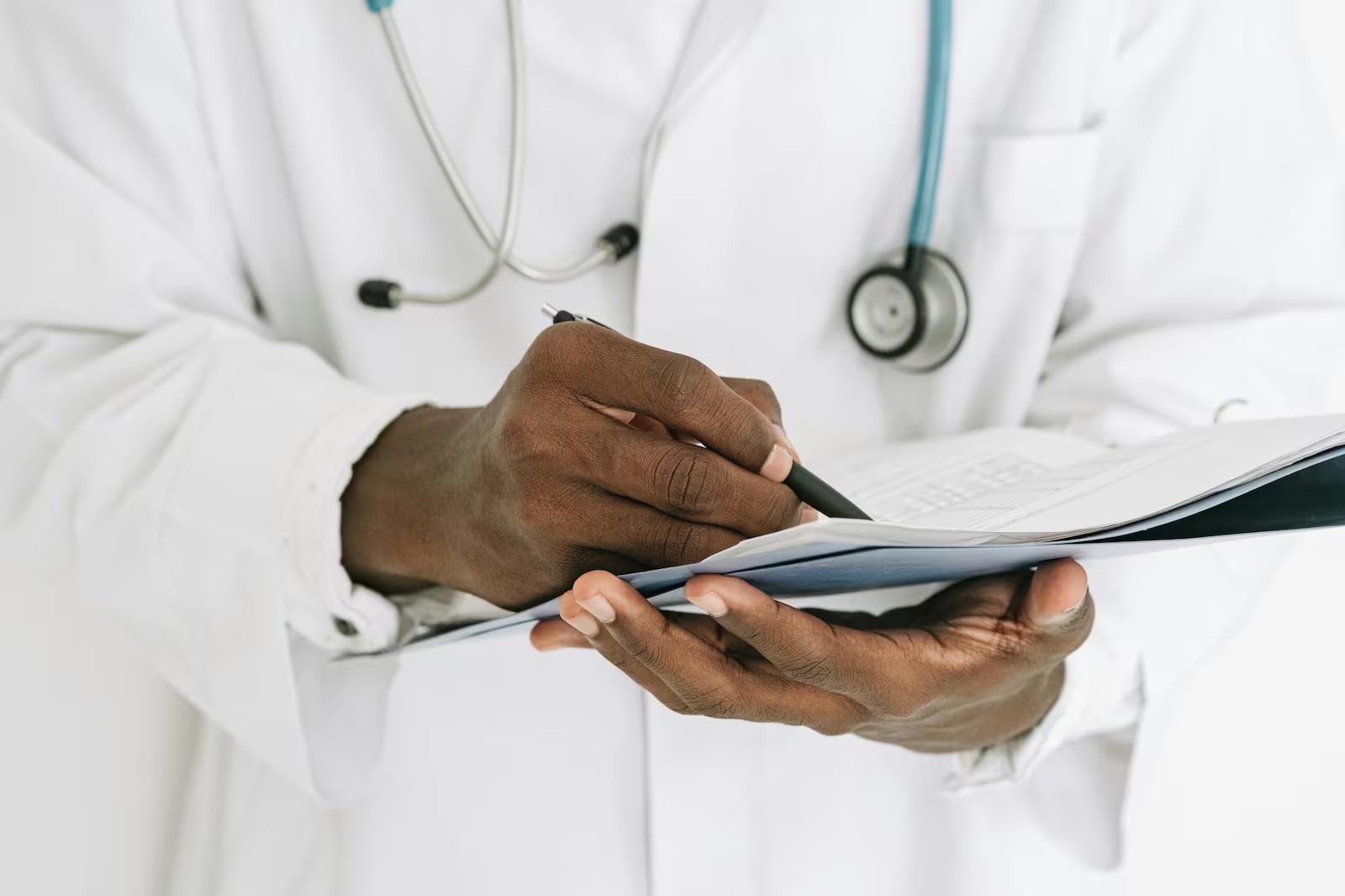 médico