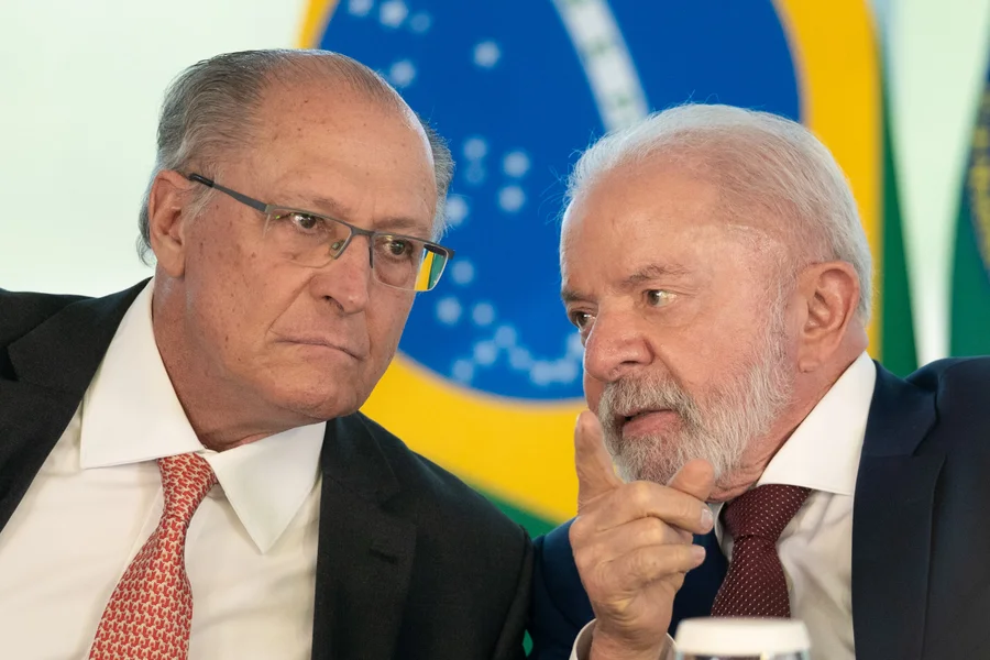 Presidente-Lula-vice-Geraldo-Alckmin-e-ministros-durante-anuncio-da-nova-linha-de-credito-para-Industria-4.0-no-Palacio-do-Planalto-Metropoles-6