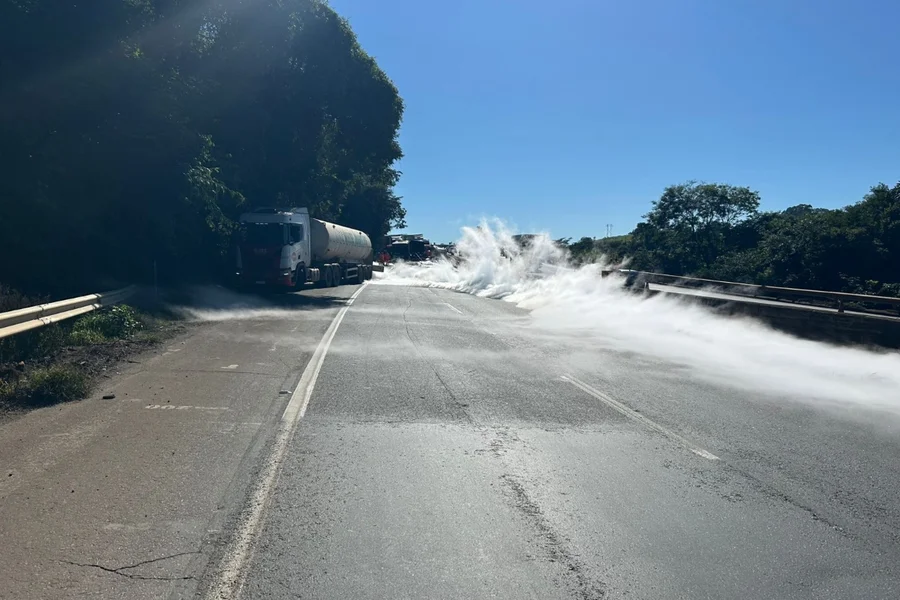 acidente-com-3-veiculos-e-vazamento-de-gas-deixa-motorista-morto-em-mg