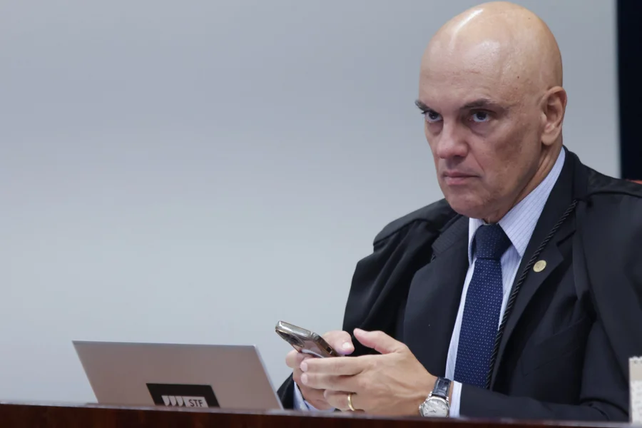 ministro-alexandre-de-moraes-usa-celular-iphone-apple-telefone-durante-a-sessao-4-scaled