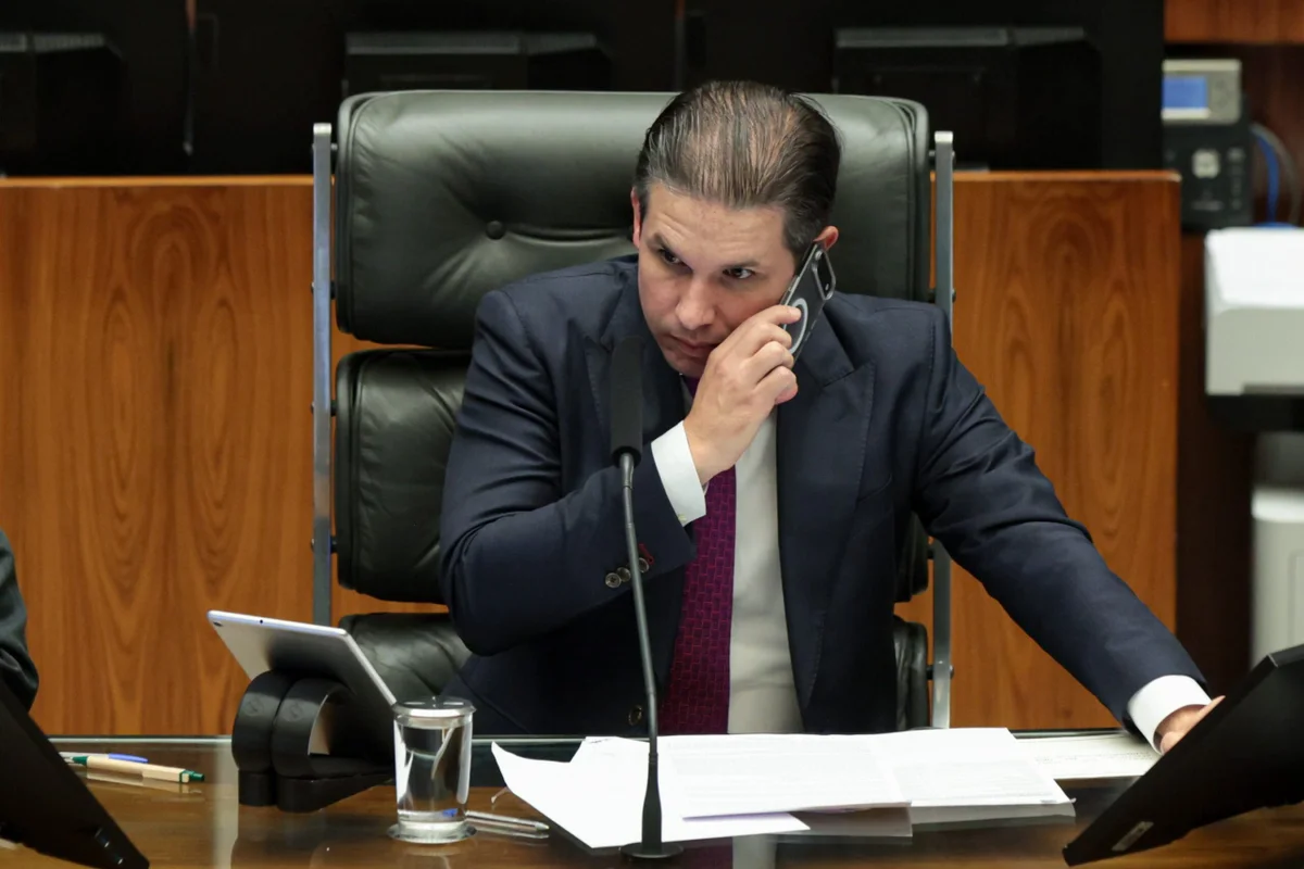 hugo-motta-preside-a-sessao-na-camara-dos-deputados-que-discute-projeto-de-lei-que-cria-a-politica-nacional-de-minerais-criticos-e-estrategicos-metreopoles-2-scaled