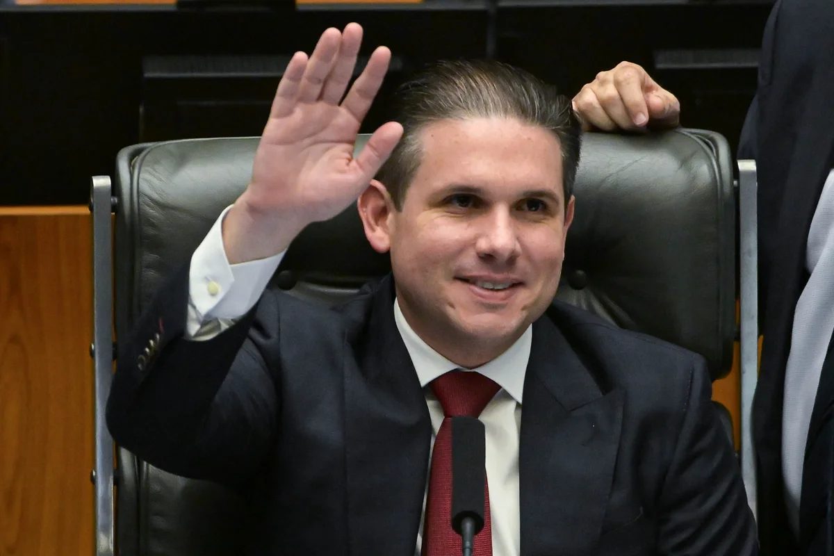 presidente-da-camara-dos-deputados-hugo-motta-ao-lado-de-parlamentares-da-base-governista-durante-discussao-sobre-a-proposta-que-preve-o-fim-da-escala-6x1-metropoles-3-scaled