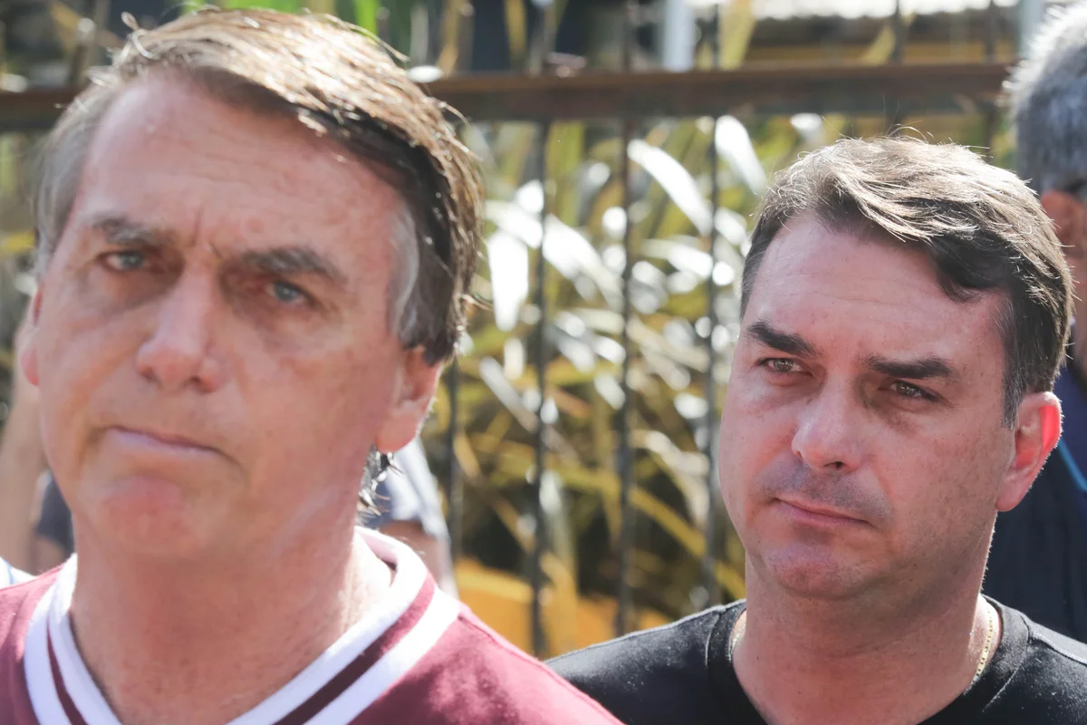 Jair-Bolsonaro-e-Flavio-Bolsonaro-Metropoles-8