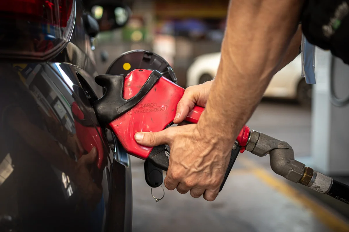 Postos-de-etanol-gasolina-e-diesel.-Combustiveis-ficarao-mais-caros-a-partir-de-1o-de-fevereiro-de-2025-Metropoles-1-scaled