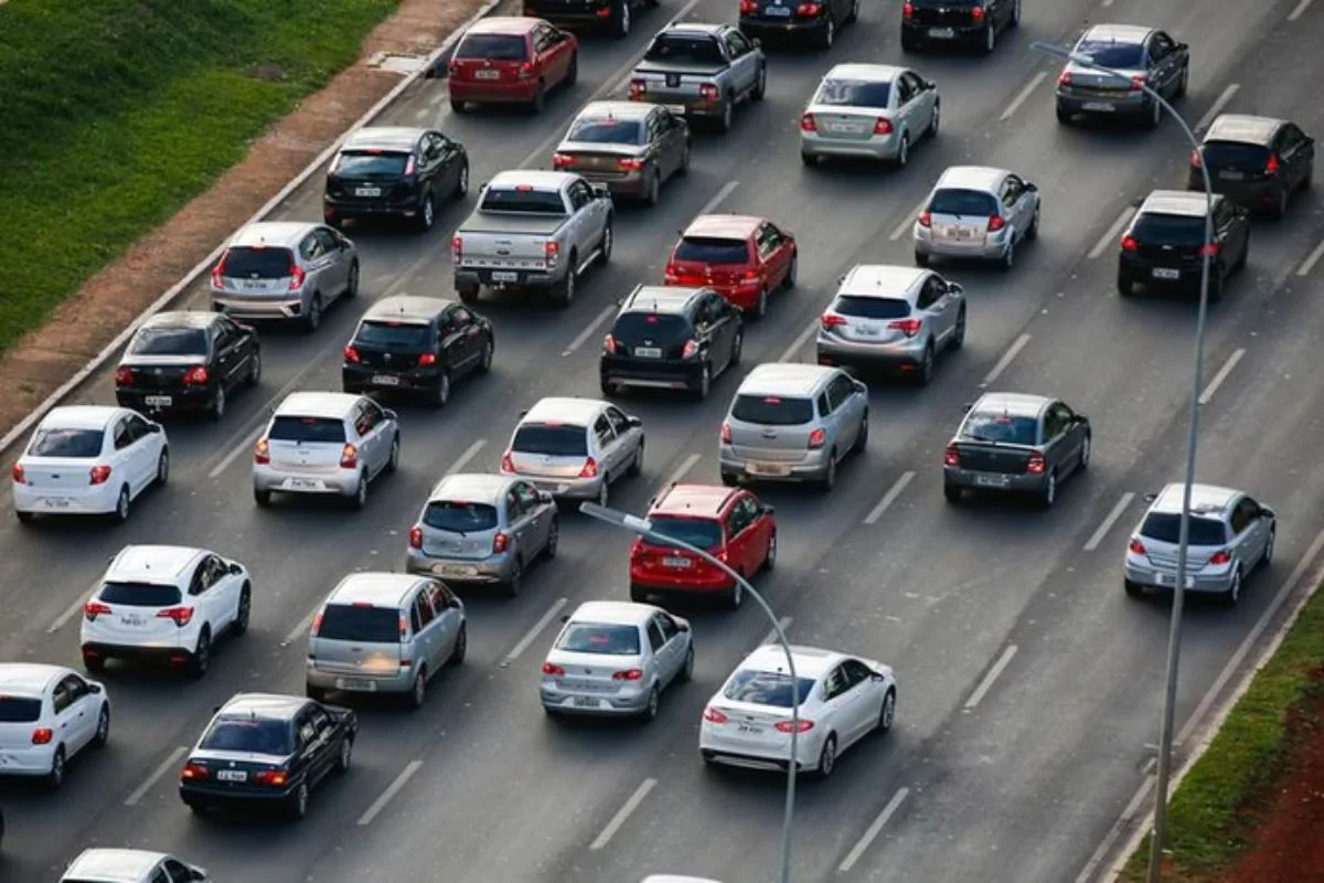 c6e62d5d-emplacamento-de-carros-zero-km-em-2024-bate-maior-marca-em-dez-anos