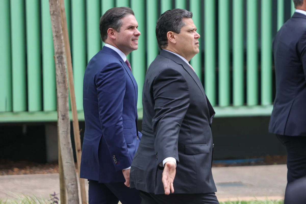 hugo-motta-e-davi-alcolumbre-durante-sessao-solene-de-abertura-do-ano-judiciario-metropoles-2-scaled