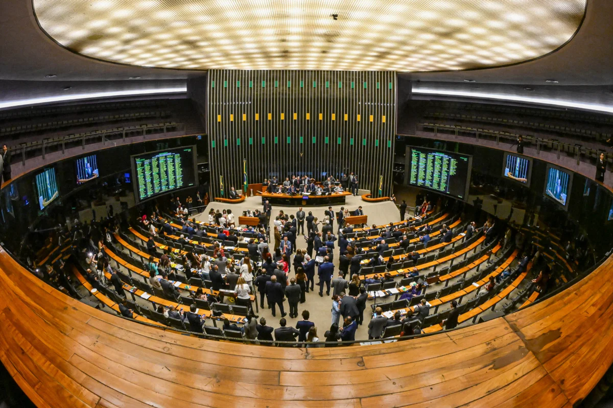 presidente-da-camara-dos-deputados-hugo-motta-ao-lado-de-parlamentares-da-base-governista-durante-discussao-sobre-a-proposta-que-preve-o-fim-da-escala-6x1-metropoles-6-scaled